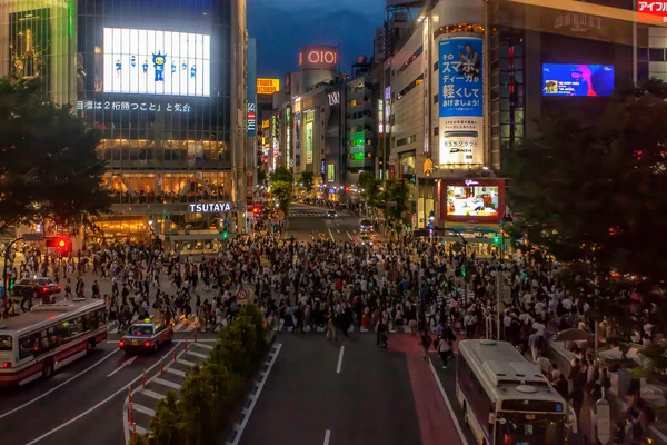 渋谷スクランブル交差点は 東京都渋谷区で人気のスクランブル交差点です 渋谷駅の前にあります — ストック写真