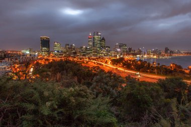 Perth, Avustralya 'nın Batı Avustralya eyaletinin başkenti ve en büyük şehridir. Avustralya 'nın en kalabalık dördüncü şehridir..
