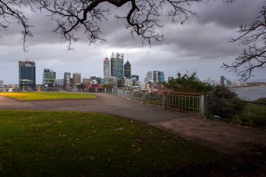 Perth, Avustralya 'nın Batı Avustralya eyaletinin başkenti ve en büyük şehridir. Avustralya 'nın en kalabalık dördüncü şehridir..