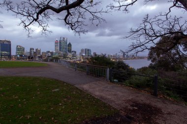 Perth, Avustralya 'nın Batı Avustralya eyaletinin başkenti ve en büyük şehridir. Avustralya 'nın en kalabalık dördüncü şehridir..