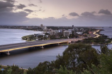 Perth, Avustralya 'nın Batı Avustralya eyaletinin başkenti ve en büyük şehridir. Avustralya 'nın en kalabalık dördüncü şehridir..