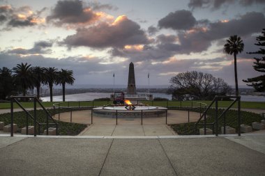Perth, Avustralya 'nın Batı Avustralya eyaletinin başkenti ve en büyük şehridir. Avustralya 'nın en kalabalık dördüncü şehridir..
