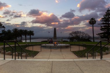 Perth, Avustralya 'nın Batı Avustralya eyaletinin başkenti ve en büyük şehridir. Avustralya 'nın en kalabalık dördüncü şehridir..