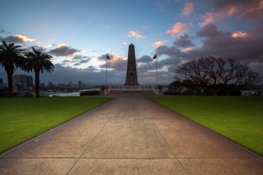 Perth, Avustralya 'nın Batı Avustralya eyaletinin başkenti ve en büyük şehridir. Avustralya 'nın en kalabalık dördüncü şehridir..