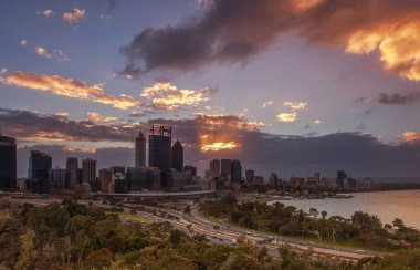 Perth, Avustralya 'nın Batı Avustralya eyaletinin başkenti ve en büyük şehridir. Avustralya 'nın en kalabalık dördüncü şehridir..