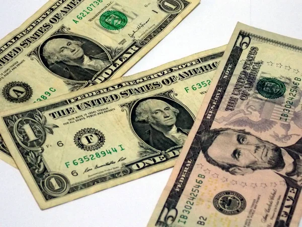 Yakın çekim. Nakit para. Bize dolar faturaları beyaz arka plan üzerinde