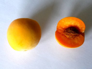 Yarım şeftali yanındaki tüm şeftali