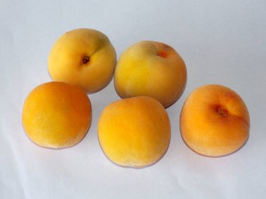 Beyaz arka planda taze şeftaliler.