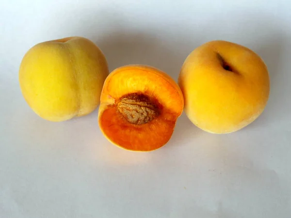 Dos Melocotones Medio Deliciosos Frutas Frescas Melocotón —  Fotos de Stock