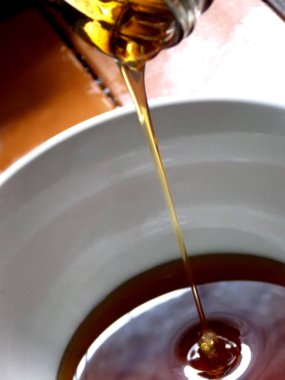 Üzerinde beyaz bir kase damlayan tatlım. Lezzetli tatlım.