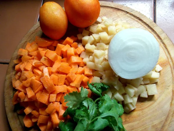 Havuç ve patates parçaları, yarım doğranmış soğan ve diğerleri bütün sebze doğranmış sebze. organik gıda, sağlıklı, lezzetli.