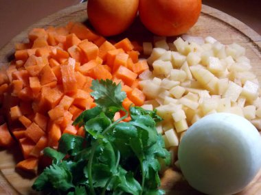 Tam ve doğranmış sebzeler. Taze organik yiyecekler, yakın çekim..