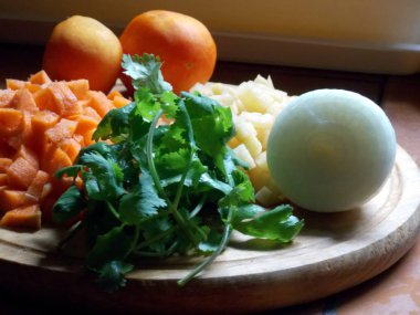 Taze sebzeler. Havuç, soğan, domates ve patates kesilmiş ve bütün.