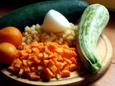 Bütün ve doğranmış taze sebze. Lezzetli taze organik gıda.