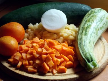 Taze kesim ve bütün sebze lerin yakın çekimi. Beslenme. Solanum lycopersicum, Allium cepa, Daucus carota, Cucumis sativus. Solanum tuberosum (Cucurbita pepo).