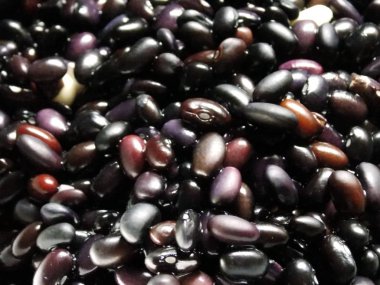 Siyah fasulyelerin yakın çekim. Çiğ taneler.