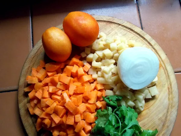 Taze sebze kesme ve tüm. soğan, domates, havuç ve diğer sebze.