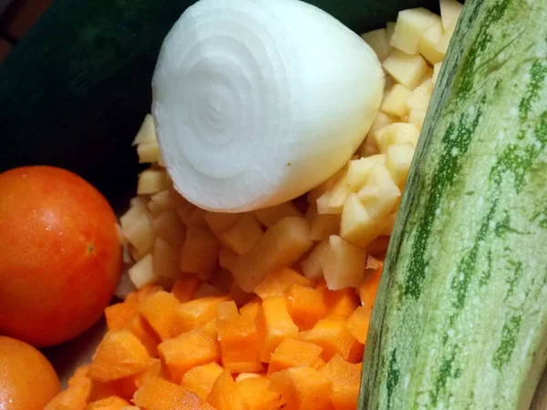 Çiğ ve lezzetli sebzeler. Sağlıklı gıda beslenmesi. Solanum lycopersicum, Allium cepa, Daucus carota, Cucumis sativus. Solanum tuberosum (Cucurbita pepo).