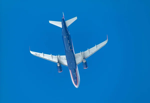 Аэрофлот Airbus A320 Видели Летящим Солнечный Летний День — стоковое фото