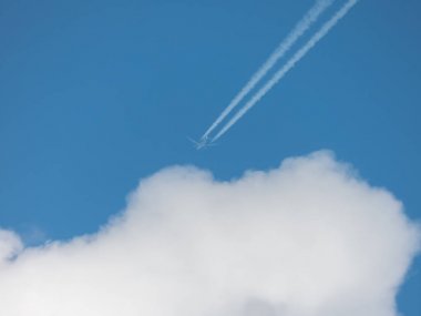 Gökyüzünde ki bir uçak bulutun arkasına saklanmak üzere.