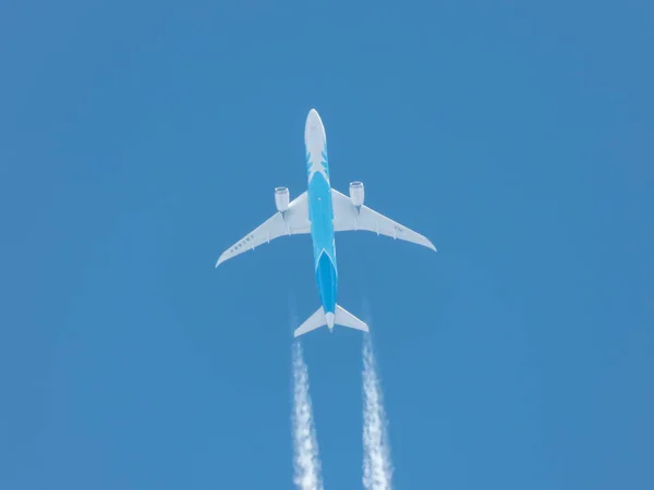 White Blue Airplane Flying High Clear Sky — Stock Photo, Image