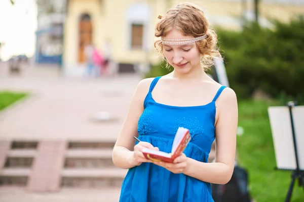 Piękne Dziewczyny Artysta Ulicy Niebieską Sukienkę Coś Pisze Notebookl Celach — Zdjęcie stockowe