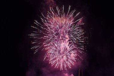 Ucuz Havai fişek, şehri, kırmızı. 