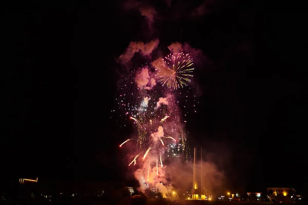 Preiswertes Feuerwerk, über der Stadt, rot. — Stockfoto