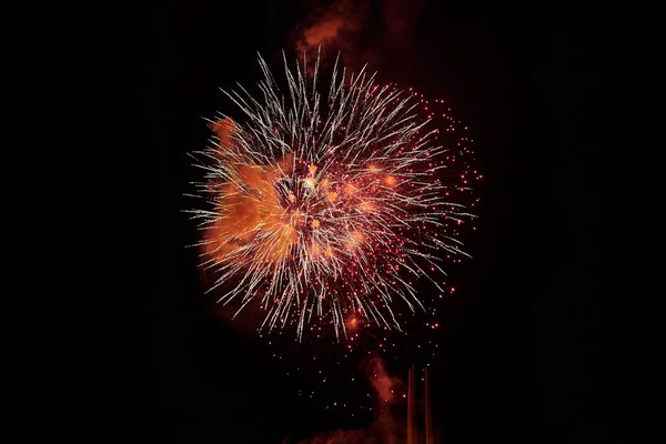 Feux d'artifice bon marché, sur la ville, rouge . — Photo