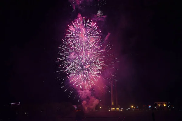 Preiswertes Feuerwerk, über der Stadt rosa — Stockfoto