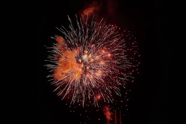 Goedkoop vuurwerk, over de stad, rood. — Stockfoto