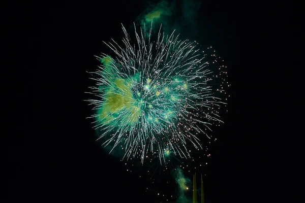 Fogos de artifício baratos, sobre a cidade, verde — Fotografia de Stock