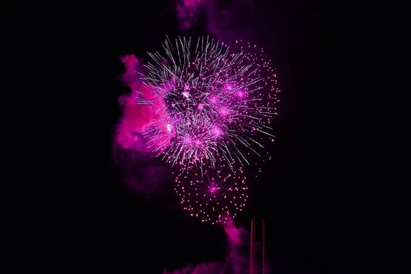 Goedkoop vuurwerk, over de roze stad — Stockfoto