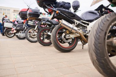 Motosiklet üst üste şehir meydanında