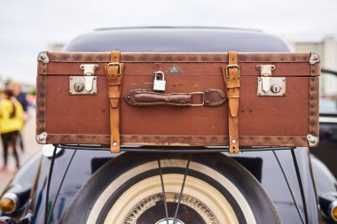 Direksiyonda eski bir araba bagajında üzerinde eski çanta