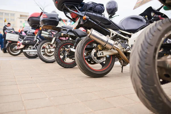 Мотоциклы подряд, на городской площади — стоковое фото