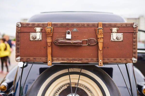 Direksiyonda eski bir araba bagajında üzerinde eski çanta