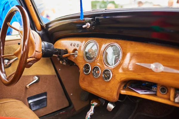 Interior de madeira de um carro velho — Fotografia de Stock