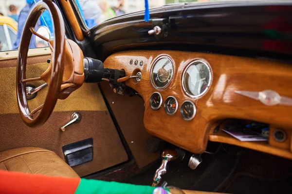 Interior de madera de un coche viejo — Foto de Stock