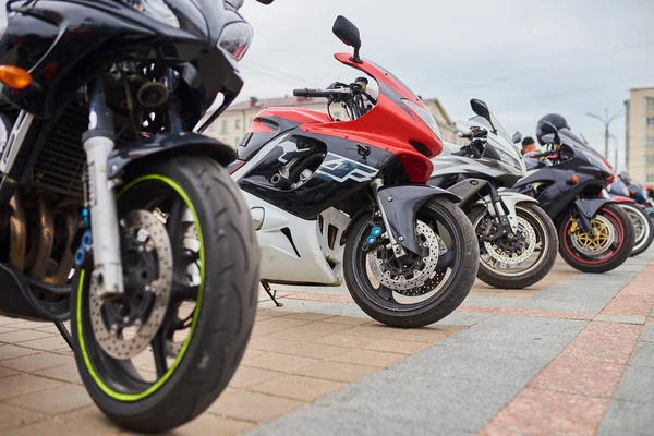 Мотоциклы подряд, на городской площади — стоковое фото