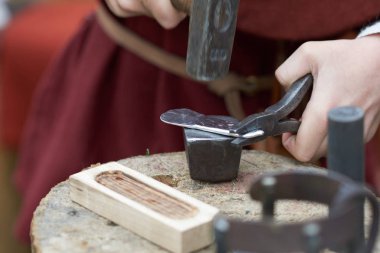 Ortaçağ metal paralar yapmak için işleme