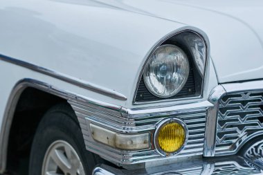 Herhangi bir amaç için eski bir beyaz araba açık ışıkları