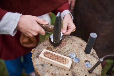 Ortaçağ metal paralar yapmak için işleme