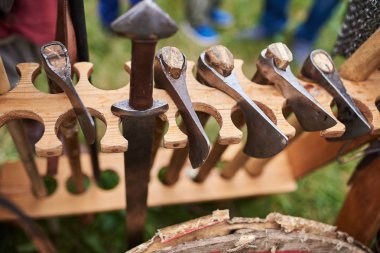 Ahşap kulplu Orta Çağ demir balta