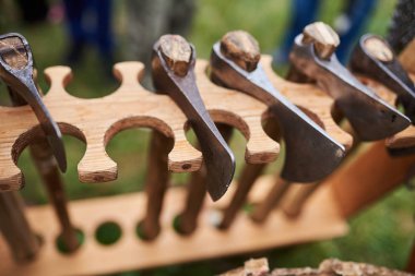 Ahşap kulplu Orta Çağ demir balta