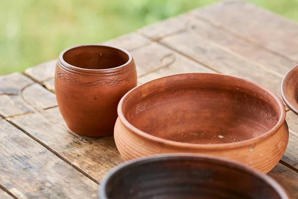 Büyük bir ahşap masa üzerinde yerleştirilen Ortaçağ ahşap mutfak eşyaları