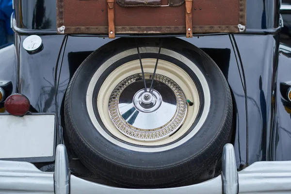 Roue et valise sur le coffre d'une vieille voiture — Photo