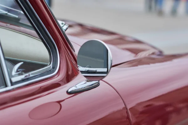 Espelho redondo lateral do carro velho — Fotografia de Stock