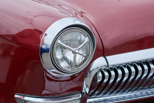 Las luces delanteras de un viejo coche rojo — Foto de Stock