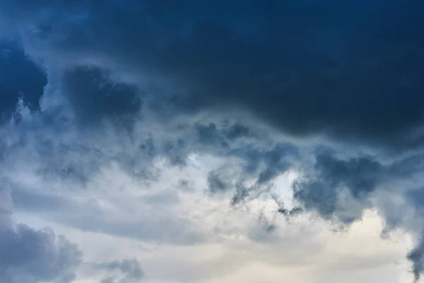 Měkoučký, objemové bouřkové mraky. Šedá. — Stock fotografie